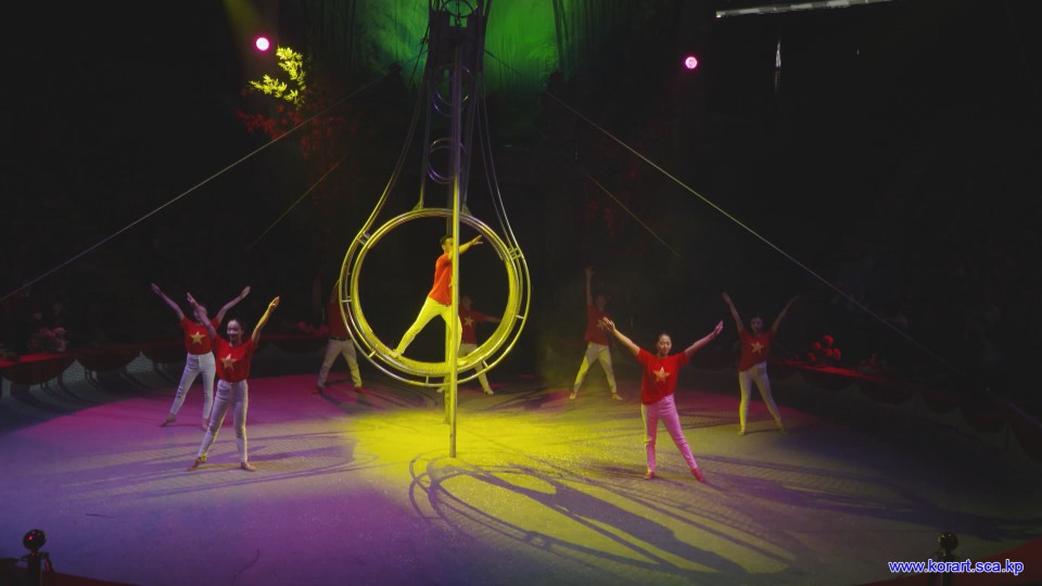 第34届四月之春友谊艺术节世界各国艺术团体的杂技综合演出