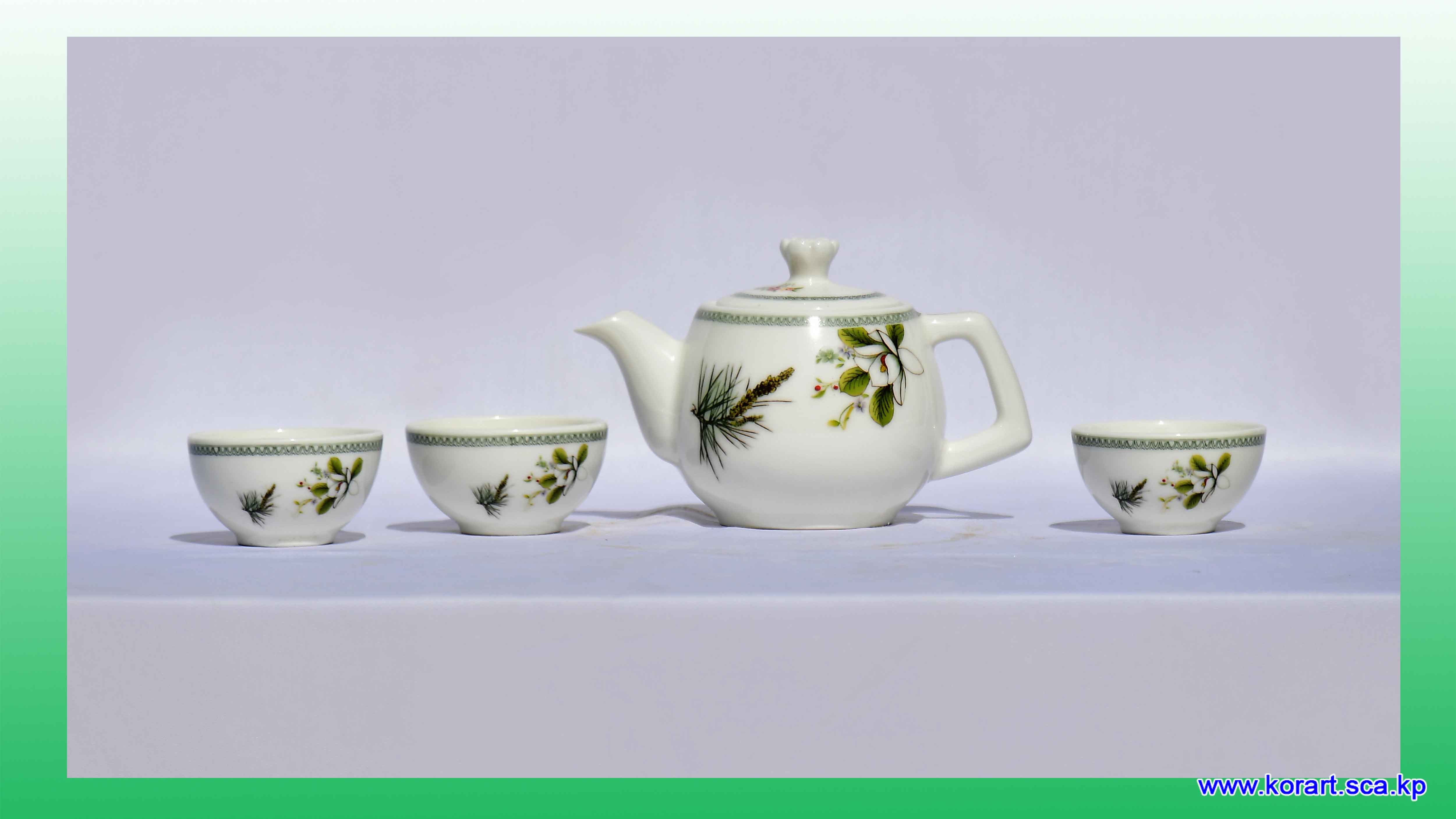 陶瓷工艺《木兰花和松树装饰茶具》 
　　